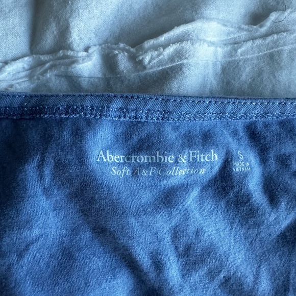 Set of Two Abercrombie Hook Clasp Top Size Small - Picture 3 of 4